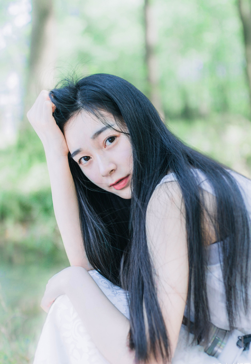 如果换做在陆地上，根本不可能出现这样的情况，哪怕打不过，陈到也有无数手段突围，然而此刻，在这大江之上，哪怕在人数和船只的数量上他甚至比对方更多，却也只能眼睁睁的看着自己的部队被人不断分割。